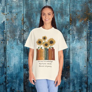 Koszulka Grow Knowledge Bloom Anyway – inspirująca książka i koszulka ze słonecznikiem | Prezent dla nauczycieli, czytelników, miłośników przyrody | Dopasowanie unisex