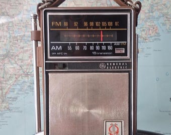 Vintage General Electric GE Portable 1960s AM FM Radio Leather Case Tested Working