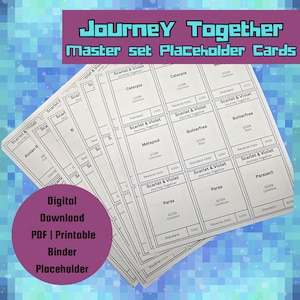 以下が含まれることがあります： 「Journey Together」と「Scarlet & Violet」の文字が入った、黒い文字の白いプレースホルダーカードの束。 白い文字の紫色の円には「Digital Download PDF | Printable Binder Placeholder」と書かれています。