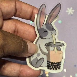 Transparenter Aufkleber „Verträumter Hase, der Boba-Tee trinkt“.