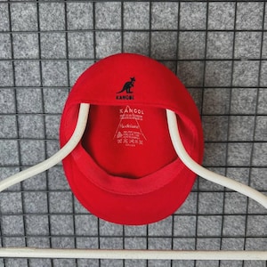 Puede incluir: Una taza de cer&aacute;mica blanca con un asa negra y el texto "But First, Coffee" en un estilo manuscrito. La taza est&aacute; sobre una superficie blanca. La taza mide aproximadamente 10 cm de alto.