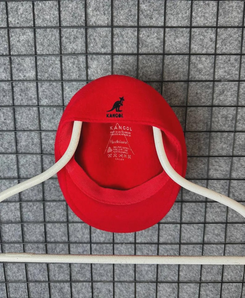 Puede incluir: Una taza de cer&aacute;mica blanca con un asa negra y el texto "But First, Coffee" en un estilo manuscrito. La taza est&aacute; sobre una superficie blanca. La taza mide aproximadamente 10 cm de alto.