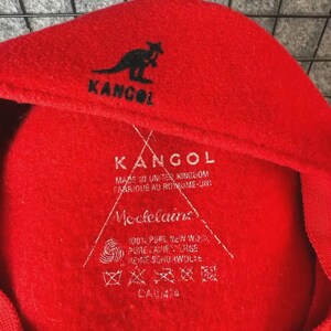 Puede incluir: Boina Kangol roja con el logotipo de la marca, un canguro negro. El interior de la boina muestra el nombre de la marca Kangol e informaci&oacute;n del producto. Fabricado en el Reino Unido.