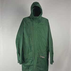 Puede incluir: Chaqueta impermeable con capucha de color verde oscuro con cremallera completa y dos bolsillos delanteros. La chaqueta tiene un pequeño logotipo en la parte delantera y una capucha para mayor protección contra los elementos. Fabricada con material ligero e impermeable.