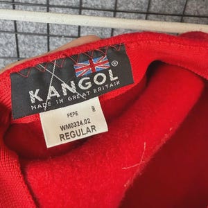 Puede incluir: Una taza de cer&aacute;mica blanca con un asa negra y el texto "But First, Coffee" en un estilo manuscrito. La taza est&aacute; sobre una superficie blanca. La taza mide aproximadamente 10 cm de alto.