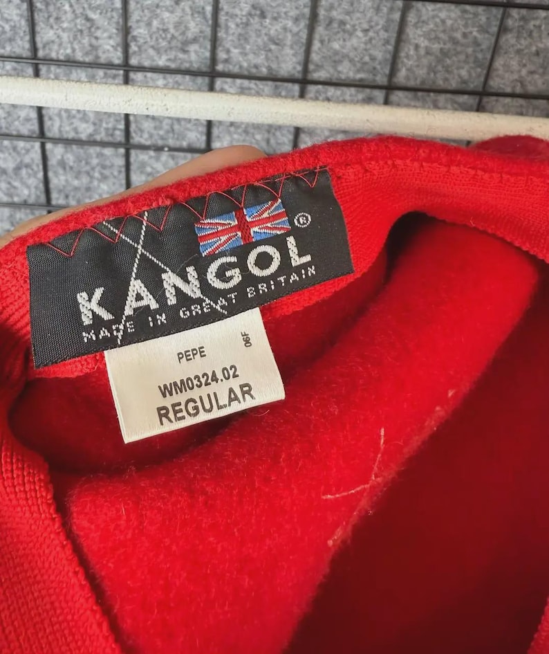 Puede incluir: Una taza de cer&aacute;mica blanca con un asa negra y el texto "But First, Coffee" en un estilo manuscrito. La taza est&aacute; sobre una superficie blanca. La taza mide aproximadamente 10 cm de alto.