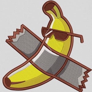 Peut inclure: Écusson brodé représentant une banane jaune portant des lunettes de soleil marron. La banane est croisée par un objet marron et gris, peut-être une bannière ou un ruban, avec un bord en zigzag. Le design est de style cartoon.