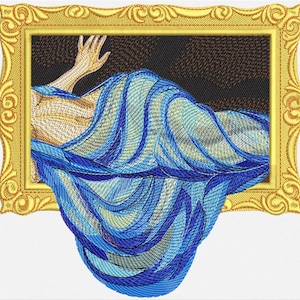 Puede incluir: Obra de arte bordada que representa una figura envuelta en tela azul y blanca, enmarcada en un marco dorado ornamentado. El brazo de la figura está levantado, sobre un fondo oscuro. El bordado da un aspecto texturizado.