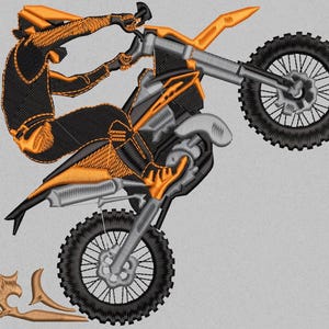 Peut inclure: Broderie d'un pilote de motocross effectuant un wheelie. Le pilote et la moto sont détaillés en fil noir, orange et gris. Les roues de la moto sont noires avec des rayons gris, et le pilote porte un équipement de protection.
