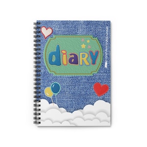 Puede incluir: Cuaderno de espiral con una cubierta de aspecto vaquero. La palabra "diary" se muestra en letras coloridas sobre un parche verde. Elementos decorativos incluyen un corazón rojo, nubes blancas y globos.