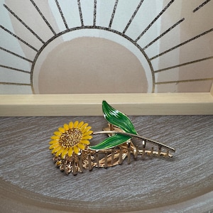 Bright Sunflower Hair Clip with Green Leaves – Vintage Floral Barrette, Handmade Yellow Flower Hair Accessory, Gift for Women and Girls
