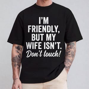 Könnte beinhalten: Eine weiße Keramik-Tasse mit schwarzem Henkel und dem Text "But First, Coffee" in handschriftlichem Stil. Die Tasse steht auf einer weißen Oberfläche. Die Tasse ist etwa 10 cm hoch.