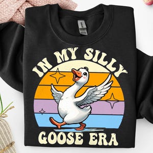 Funny Retro Goose Shirt In My Silly Goose Era png Cute Cartoon Goose Graphic Tee Vintage 70s Aesthetic Gift For Animal Lovers