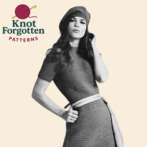 Könnte beinhalten: Schwarz-Weiß-Bild mit einem gehäkelten Kleid und Barett. Das Kleid hat kurze Ärmel und einen passenden Gürtel. Der Text "Knot Forgotten Patterns" mit einem Garnknäuel- und Häkelhaken-Logo ist enthalten.
