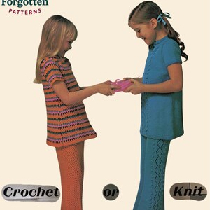 Puede incluir: Imagen vintage que muestra patrones de ganchillo y punto. Dos niñas visten conjuntos a juego, uno naranja y a rayas, el otro azul. El texto "Knot Forgotten PATTERNS" está en la parte superior, con "Crochet or Knit" en la parte inferior, destacando las opciones de manualidades.