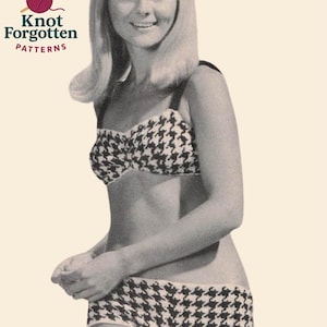 Op de afbeelding: Zwart-wit bikini set met een hondenpoot patroon. De set bestaat uit een bandeau top en een broekje met hoge taille. De tekst "Knot Forgotten Patterns" is ook zichtbaar.