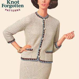 Puede incluir: Un traje de crochet beige claro, compuesto por una chaqueta y una falda. La chaqueta tiene cuello redondo, mangas tres cuartos y ribetes marrones y azules. La imagen incluye el texto "Knot Forgotten PATTERNS".