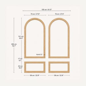 Op de afbeelding: Twee licht houten deurkozijnen met een boogvormige bovenkant en twee rechthoekige onderkozijnen met technische maatlijnen. De totale breedte is 155 cm en de totale hoogte is 200 cm. De boogsecties zijn 70 cm breed en 141 cm hoog met 6 cm diepte.