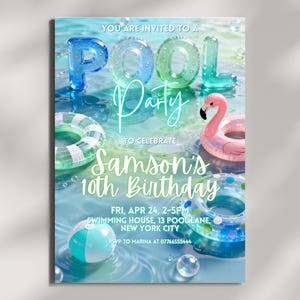 Può includere: Invito a una festa in piscina con un tema blu e verde. L'invito presenta le parole "Pool Party" in lettere chiare e frizzanti, insieme a un galleggiante fenicottero rosa e altre decorazioni a tema piscina. Il testo recita "Samson's 10th Birthday".