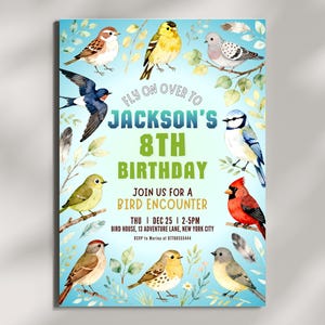 Może przedstawiać: Zaproszenie urodzinowe z akwarelowymi ilustracjami różnych ptaków i liści na jasnoniebieskim tle. Tekst brzmi: FLY ON OVER TO JACKSON'S 8TH BIRTHDAY, JOIN US FOR A BIRD ENCOUNTER, THU | DEC 25 | 2-5PM, BIRD HOUSE, 13 ADVENTURE LANE, NEW YORK CITY, RSVP to Marina at 07766555444.