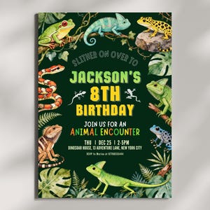 Könnte beinhalten: Eine dunkelgrüne Geburtstagseinladung mit Aquarellillustrationen verschiedener Reptilien und Amphibien. Der Text lautet "Slither on over to Jackson's 8th Birthday" und lädt die Gäste zu einem "Animal Encounter" ein.