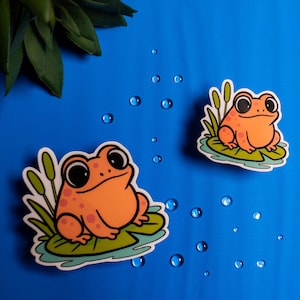 crapaud sur nénuphar sticker | Sticker en vinyle Nature mignonne | Sticker animal résistant à l'eau | Décoration pour ordinateur portable ou journal Cottagecore | Cadeau grenouille