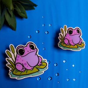 Kröte auf Seerosenblatt Sticker | Süßer Natur-Vinyl-Aufkleber | Wasserfester Tieraufkleber | Cottagecore Laptop oder Journal Decor | Frosch-Liebhaber-Geschenk
