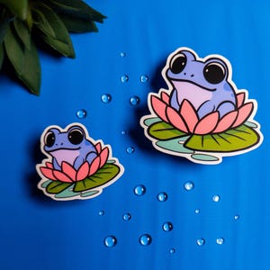 Adesivo in vinile con rana carina / Adesivo con rana con ninfea pastello / Adesivo con animale kawaii / Adesivo resistente all'acqua per laptop o agenda / Regalo per amanti delle rane