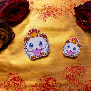 Adesivi in vinile Royal Poro King / Fan art ispirati a League of Legends / Simpatico regalo per giocatori PC e amanti del fantasy / Resistenti all'acqua