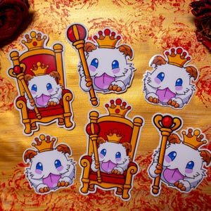 Set di adesivi in vinile Royal Poro / Fan art ispirata a League of Legends / Simpatico regalo per giocatori PC e amanti del fantasy / Resistente all'acqua