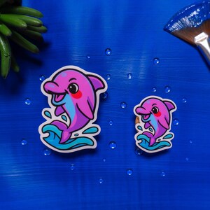 Adesivi in vinile con simpatici delfini / Finitura laminata lucida / Varianti blu e rosa / Decorazione resistente all'acqua per laptop, bottiglia e diario