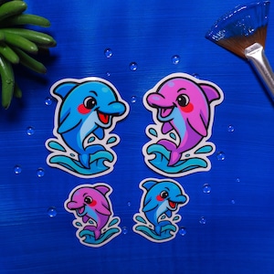 Niedliche Delphin Vinyl Aufkleber Set | Glänzende laminierte Oberfläche | Blau und Rosa Varianten | Wasserfestes Dekor für Laptop, Flasche und Journal