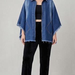 Puede incluir: Chaqueta vaquera azul con dobladillo deshilachado y bolsillos en forma de diamante. La chaqueta se usa sobre una camiseta negra y se combina con pantalones de terciopelo negros. El atuendo se completa con tacones negros.