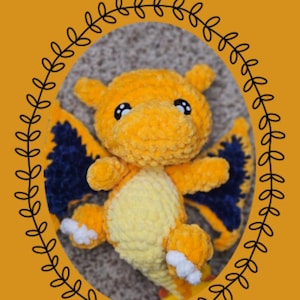Könnte beinhalten: Ein gehäkeltes Plüschtier in Form eines drachenartigen Wesens mit orangefarbenem Fell, einem hellgelben Bauch und dunkelblauen Flügeln. Das Spielzeug hat weiße Krallen und schwarze Augen. Der Text lautet: Chibi Series: Charizard. For personal use only. Do not copy, sell or distribute this pattern as your own. Please note: These are inspired by Pokemon characters which are owned by Nintendo.