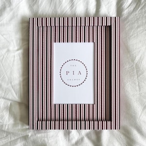 Marco de fotos a rayas rosas y burdeos – Marco de fotos envuelto a mano – Decoración original y divertida