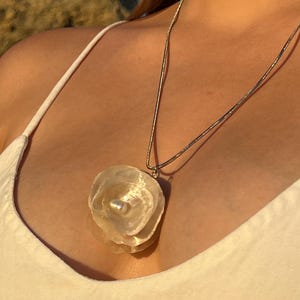 White Pearl Seashell Necklace – Handmade Ocean-Inspired Jewelry, White Shell Pendant, Minimalist Coastal Pendant, Beach Bride Necklace