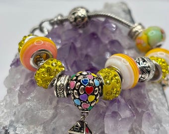 Pulseira prateada com pingente deslizante de contas amarelas em estilo europeu.