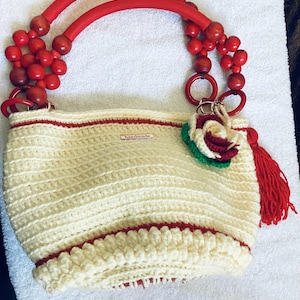 Bolso de mano de crochet hecho a mano con asa superior en color marfil y rojo