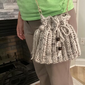 Bolso de mano con cordón de crochet hecho a mano