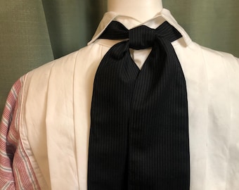 Corbata estilo Ascot o Stock - corbata de lana de raya diplomática negra - Guerra Civil, salón, recreación histórica - corbata clásica, antigua, histórica, victoriana