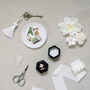 Kit de estilo flat lay para casamento, acessórios para fotógrafos, caixa de anel de veludo preto, bandeja de prato de anel branco, carimbos vintage, fita de seda, tesoura
