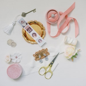 Kit de estilo flat lay para casamento, acessórios para fotógrafos, caixa de anel de veludo rosa, bandeja de prato de anel de ouro, selos vintage, fita de seda, tesoura