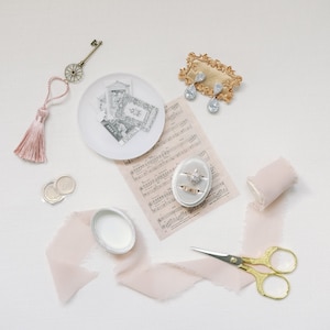 Kit de estilo de casamento plano para fotógrafos, caixa de anel de veludo marfim, bandeja de prato de anel branco, selos vintage, fita de seda, tesoura