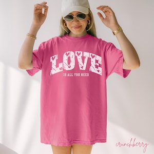 Comfort Colors® LOVE is All You Need T-shirt, hjärtmönster med typografi, kärlekströja för kvinnor, alla hjärtans dag-tröja, kokett alla hjärtans dag-tröja