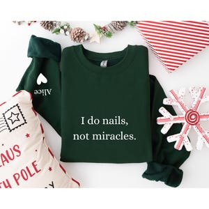 パーソナライズされたネイルテックスウェットシャツ、カスタムネイルテックTシャツ、ネイルテックへのギフト、マニキュアリストTシャツ、ネイルテックへのギフト、ネイルアーティストへのギフト
