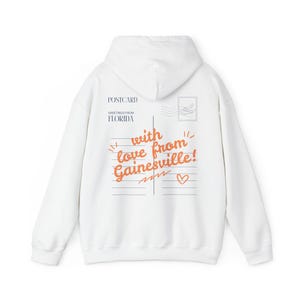 Gainesville Postkarte Hoodie | College Gameday Sweatshirt & T-Shirt | Zahnrad Heckklappe | Trendy College Hoodie | College Town Bekleidung