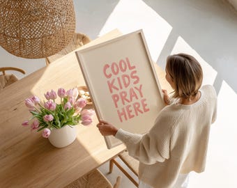 Lámina infantil "Los niños rezan aquí", arte cristiano rosa para guardería (descarga digital)