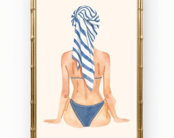 Estampado de chica playera en acuarela, toalla a rayas azules y blancas, decoración veraniega costera.