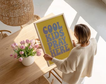 Lámina infantil "Los niños rezan aquí", color amarillo mostaza (descarga digital)
