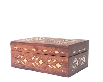 Vintage gesneden houten kist – inlegwerk van been en messing voor aandenken of sieraden